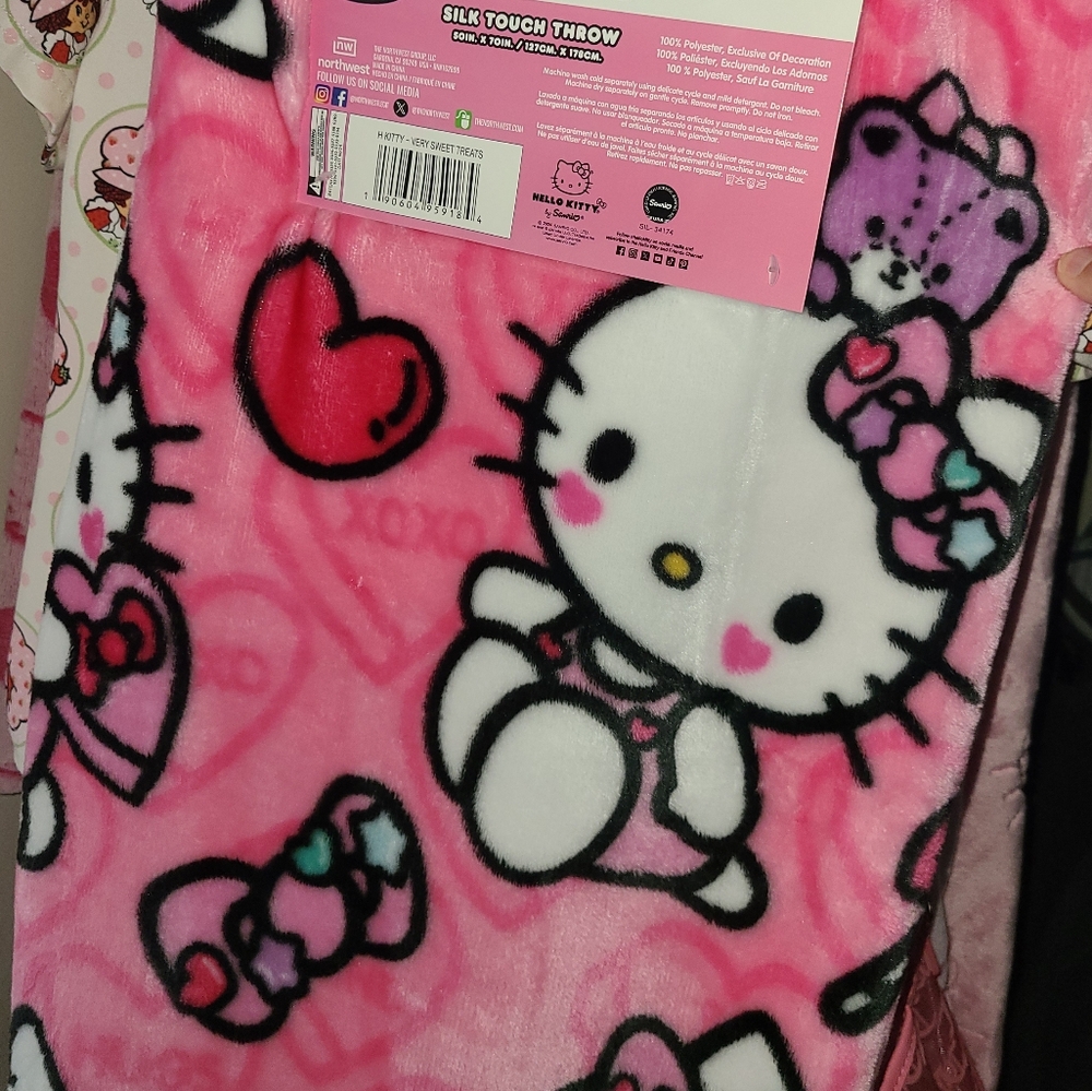 Hello Kitty Blanket 💕 - Picture 2 of 3